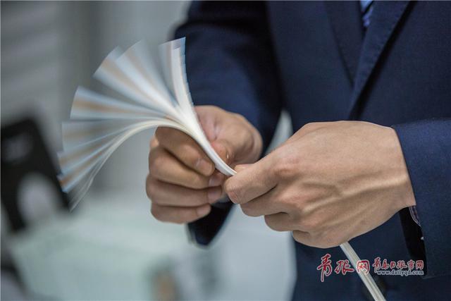 青岛90后点钞员：演绎指尖上的速度与激情(图)
