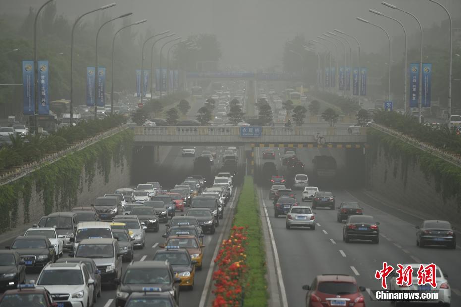 北京发布沙尘蓝色预警 城区遭沙尘笼罩