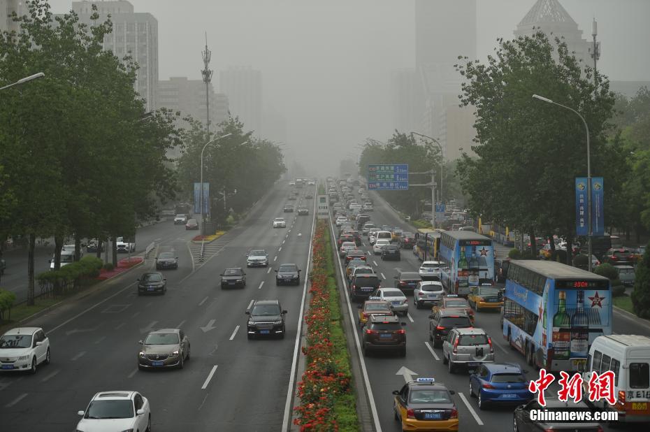 北京发布沙尘蓝色预警 城区遭沙尘笼罩