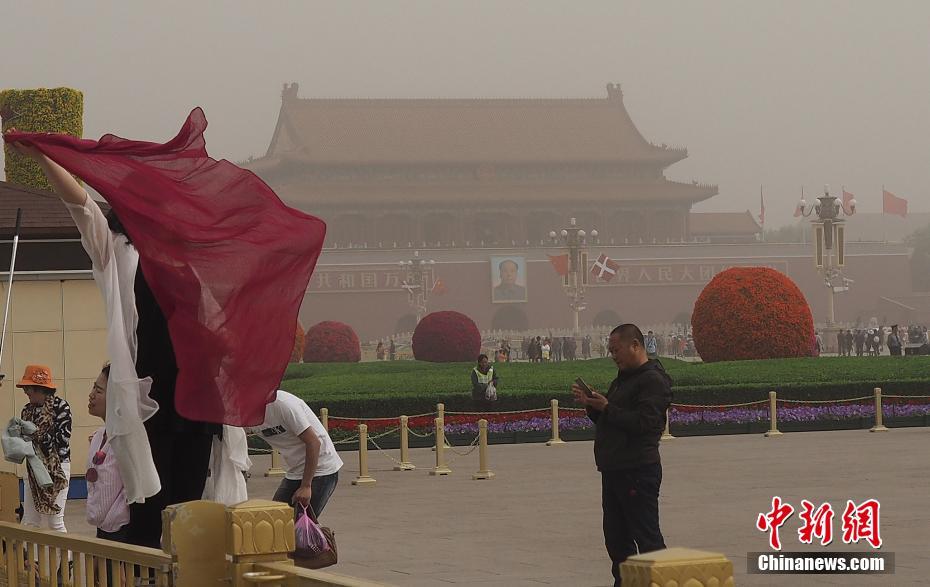 北京发布沙尘蓝色预警 城区遭沙尘笼罩