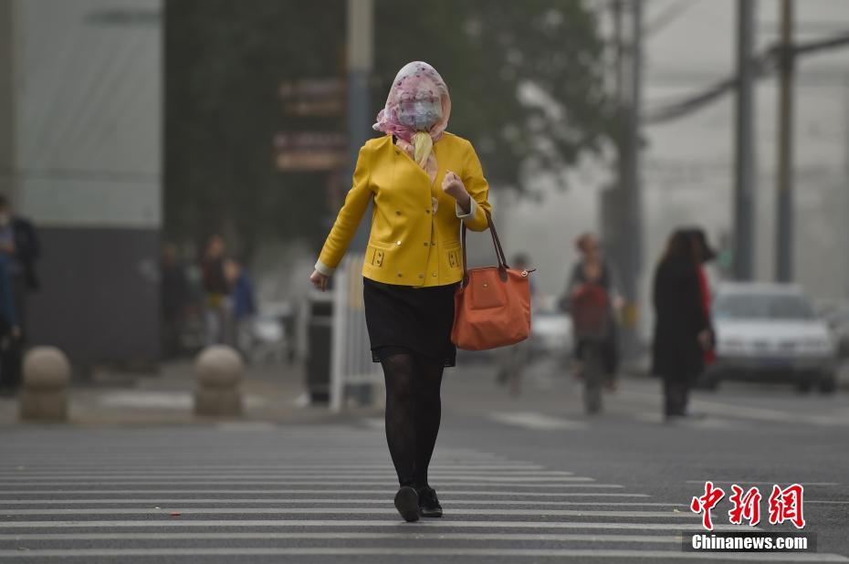 北京发布沙尘蓝色预警 城区遭沙尘笼罩