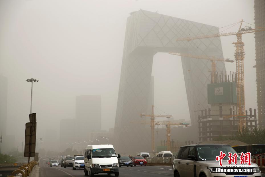 北京发布沙尘蓝色预警 城区遭沙尘笼罩