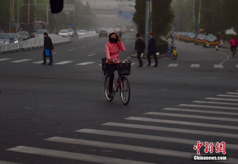 北京发布沙尘蓝色预警 城区遭沙尘笼罩