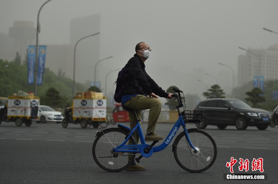 北京发布沙尘蓝色预警 城区遭沙尘笼罩