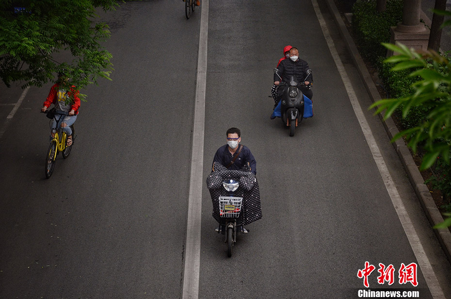 北京发布沙尘蓝色预警 城区遭沙尘笼罩