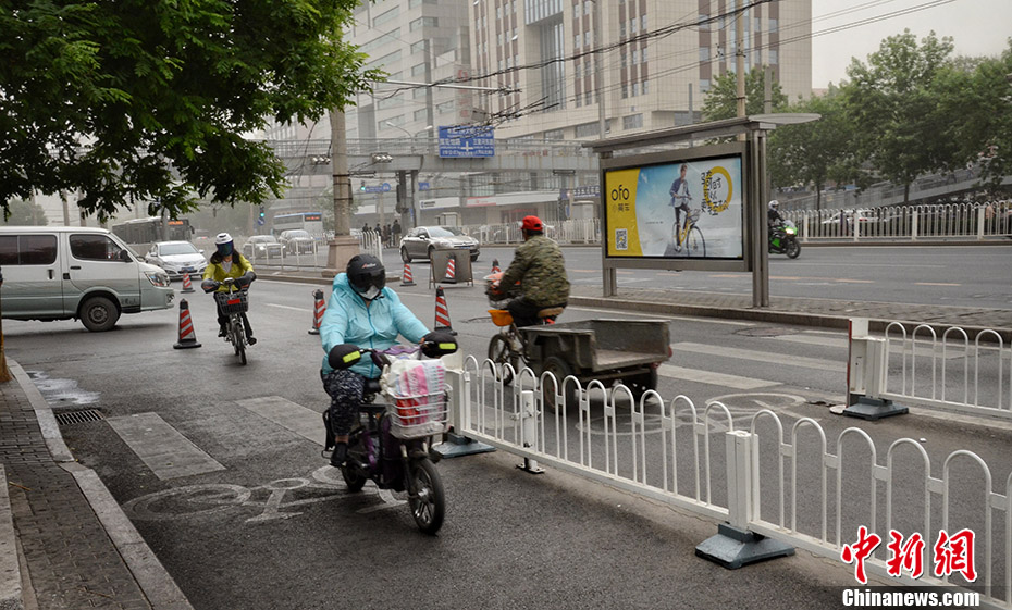 北京发布沙尘蓝色预警 城区遭沙尘笼罩