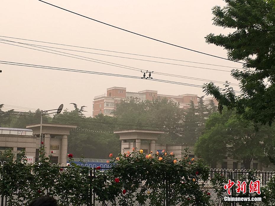 北京发布沙尘蓝色预警 城区遭沙尘笼罩