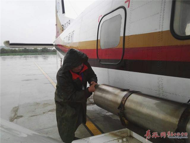 震撼 实拍人工增雨 飞机火箭弹齐上阵