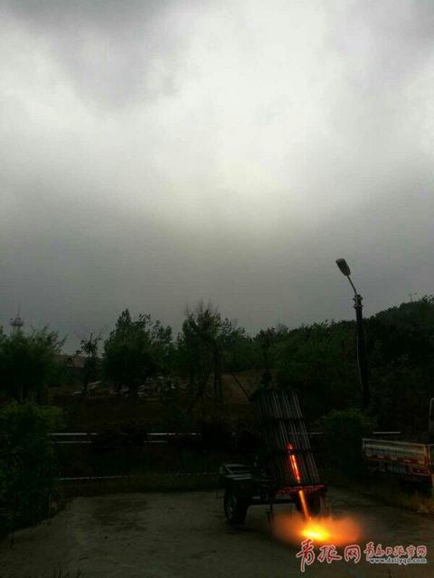 震撼 实拍人工增雨 飞机火箭弹齐上阵 震撼 实拍人工增雨 飞机火箭弹齐上阵