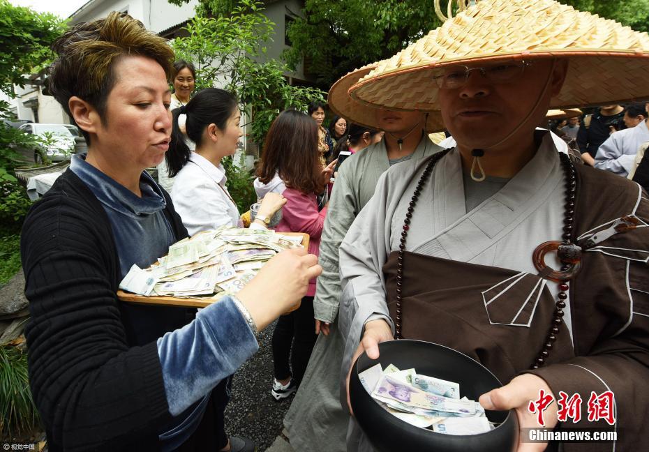 杭州400名僧人托钵行脚 募集善款