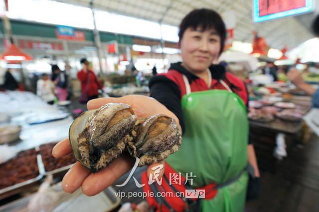 青岛贝类海产大量上市 休渔期拉动小海鲜热销