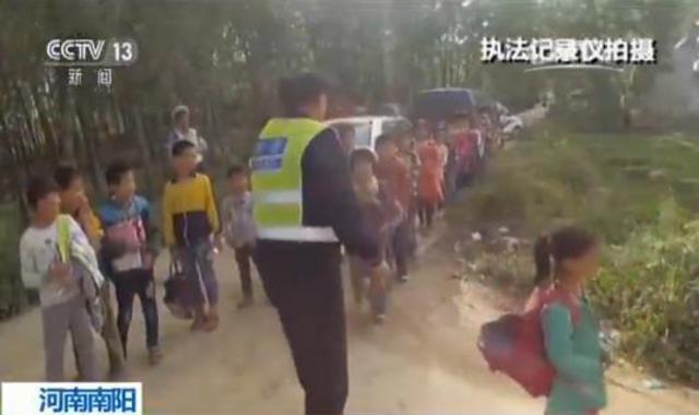 幼儿园黑校车核载7人实载38人 司机被刑拘(图)