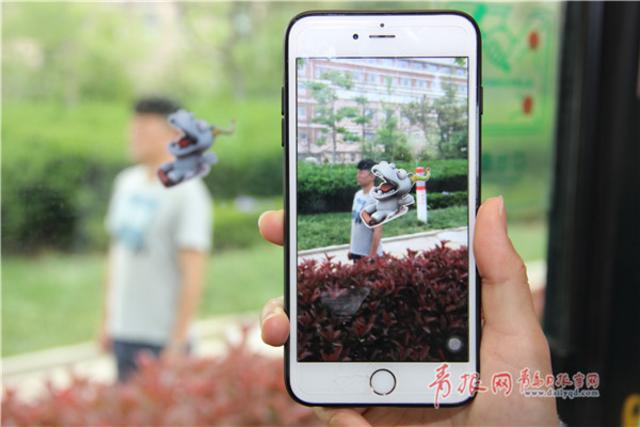 青岛公交车推出小怪兽游戏 乘客玩嗨了