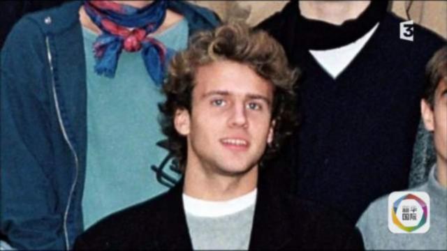 马克龙出生于1977年12月，曾担任法国经济部长。