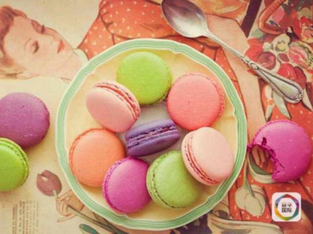 去年11月参选以来，马克龙因个人魅力突出而人气颇旺，但他始终未能提出自己的政治纲领，被竞选对手称作“无政纲先生”。