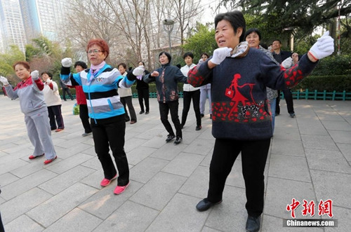 对高龄退休人员、艰苦边远地区企业退休人员，可适当提高调整水平。(资料图)中新社发 张驰 摄