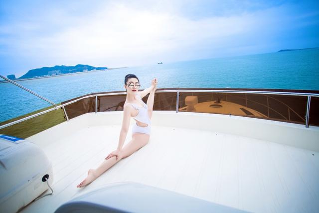 柔术美女紧身衣出镜 花式一字马柔韧惊人