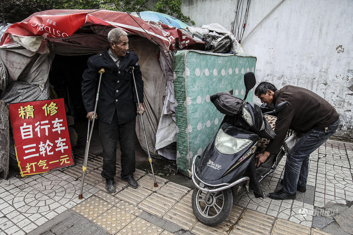 西安104岁老人蜗居街头修车 称儿孙在美国(图)