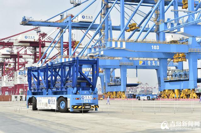 青岛港全自动化集装箱码头亮相 亚洲独一份