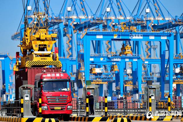青岛港全自动化集装箱码头亮相 亚洲独一份