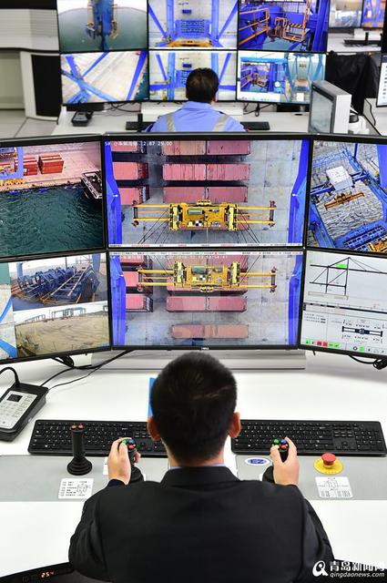 青岛港全自动化集装箱码头亮相 亚洲独一份