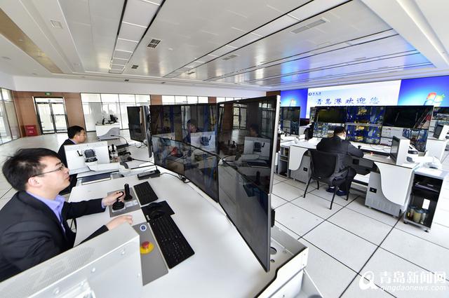 青岛港全自动化集装箱码头亮相 亚洲独一份