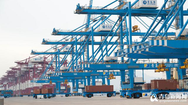 青岛港全自动化集装箱码头亮相 亚洲独一份