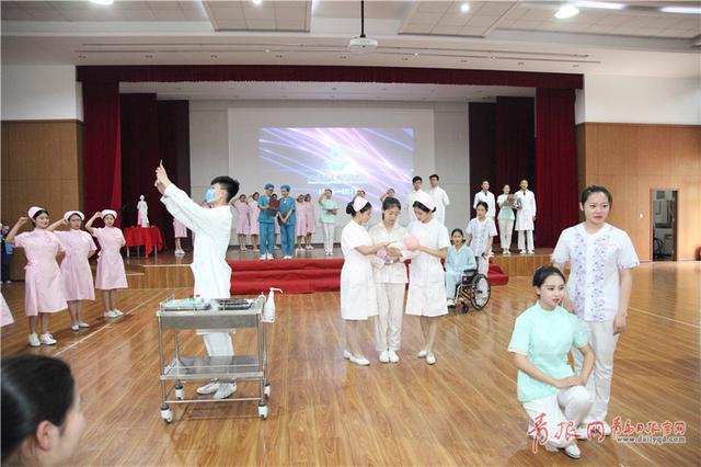 青岛唯一南丁格尔获得者带领准护士宣誓 青岛唯一南丁格尔获得者带领准护士宣誓