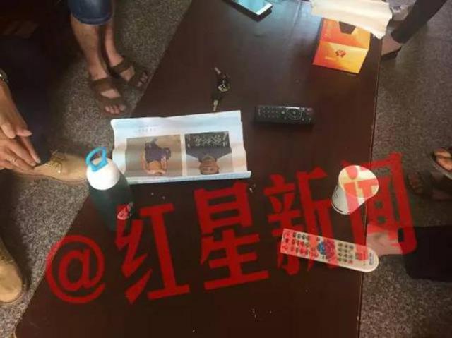 秧田村村委会,干部们把张林苍的通缉令撕下来了