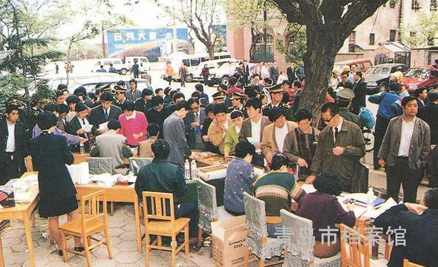 上世纪90年代青岛老照片:时髦美女商场打电话