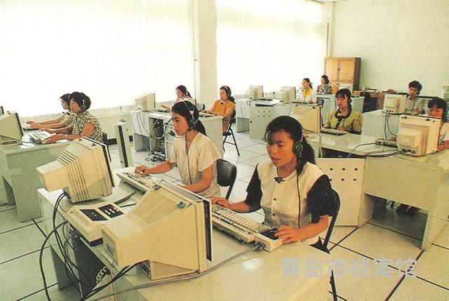 上世纪90年代青岛老照片:时髦美女商场打电话