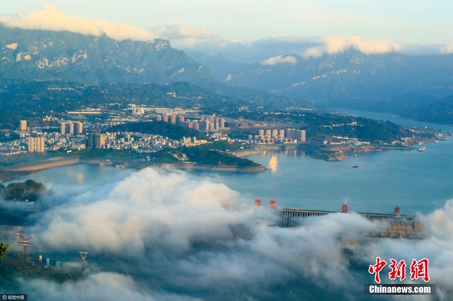 航拍雨后的三峡工程 雄伟大坝云雾中隐身