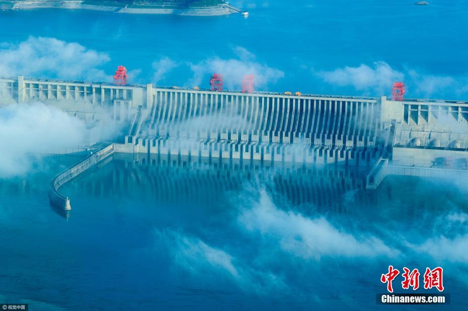 航拍雨后的三峡工程 雄伟大坝云雾中隐身