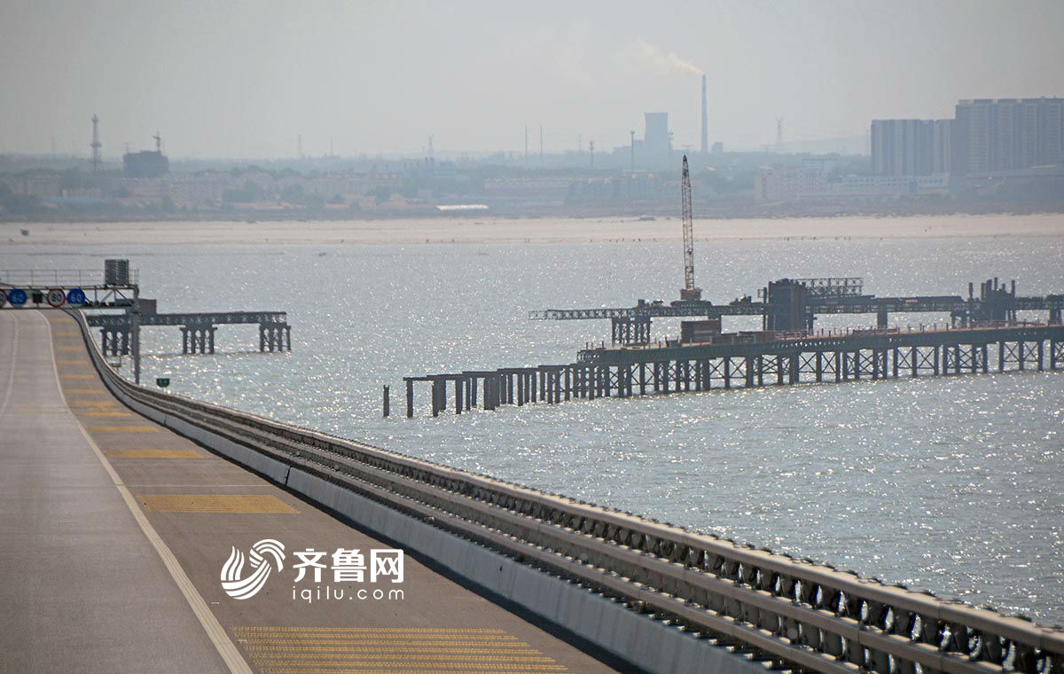 青岛海湾大桥胶州连接线工程雏形初现