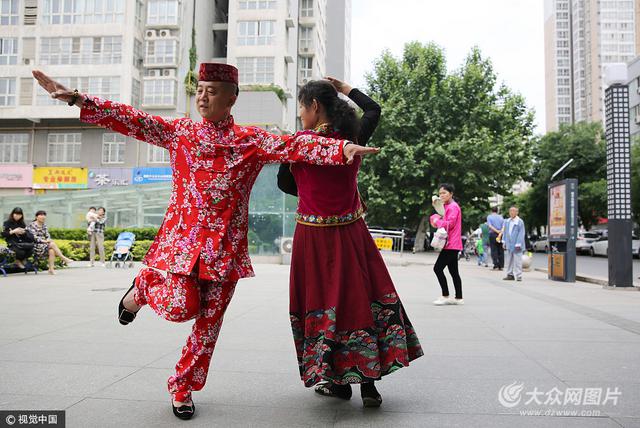 男子穿花衣踩高跟成舞蹈老师 深受大妈喜爱