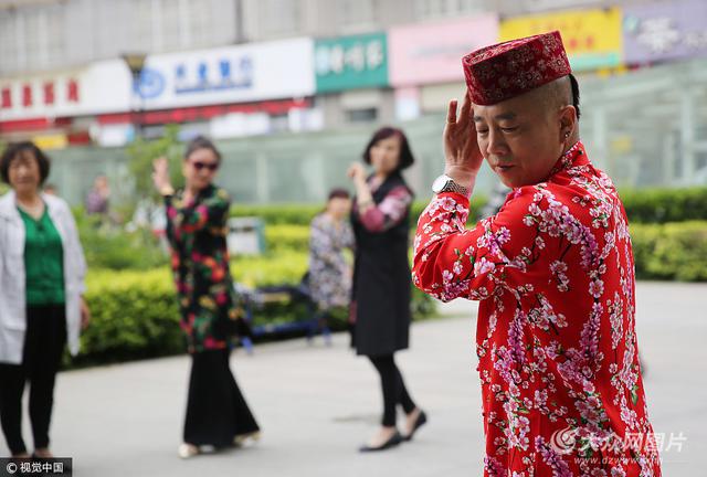 男子穿花衣踩高跟成舞蹈老师 深受大妈喜爱