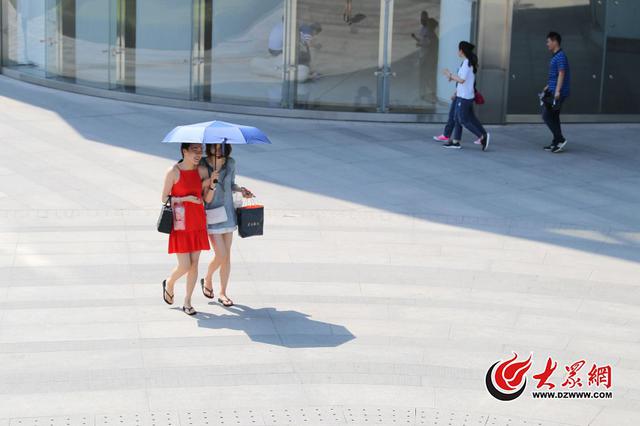街拍:济南迎35℃高温天 街头美女花裙短裤享清凉