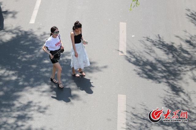街拍:济南迎35℃高温天 街头美女花裙短裤享清凉