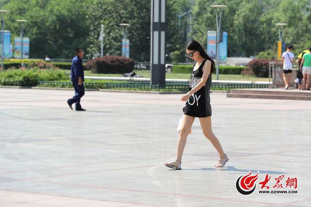 街拍:济南迎35℃高温天 街头美女花裙短裤享清凉
