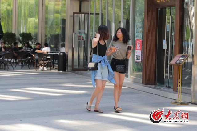 街拍:济南迎35℃高温天 街头美女花裙短裤享清凉