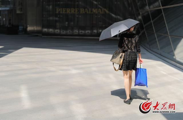 街拍:济南迎35℃高温天 街头美女花裙短裤享清凉