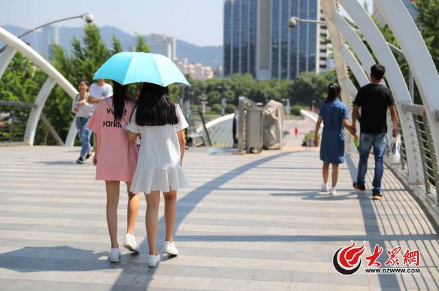 街拍:济南迎35℃高温天 街头美女花裙短裤享清凉