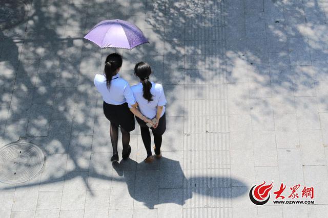 街拍:济南迎35℃高温天 街头美女花裙短裤享清凉 街拍:济南迎35℃高温天 街头美女花裙短裤享清凉