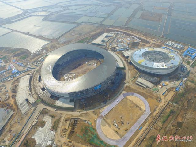 航拍青岛市民健身中心：海浪贝壳造型云端初绽