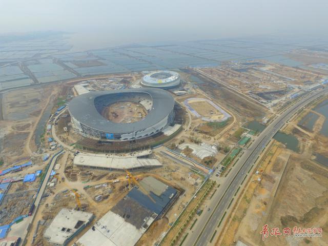 航拍青岛市民健身中心：海浪贝壳造型云端初绽