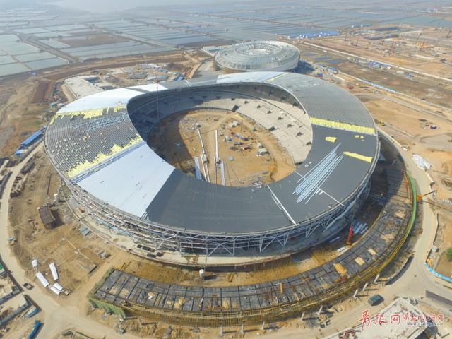 航拍青岛市民健身中心：海浪贝壳造型云端初绽