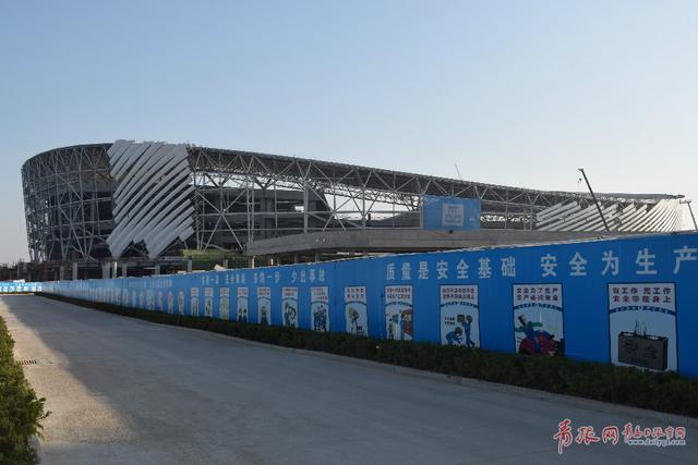航拍青岛市民健身中心：海浪贝壳造型云端初绽