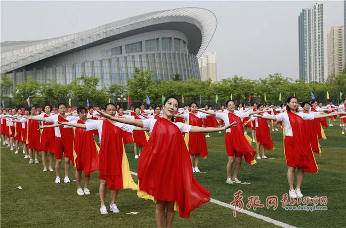 震撼！青岛一高校齐秀瑜伽、太极剑，太壮观了