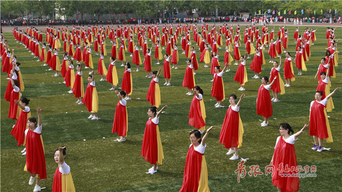 震撼！青岛一高校齐秀瑜伽、太极剑，太壮观了