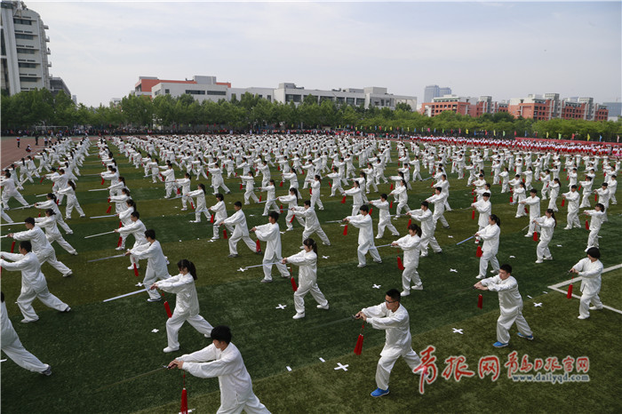 震撼！青岛一高校齐秀瑜伽、太极剑，太壮观了